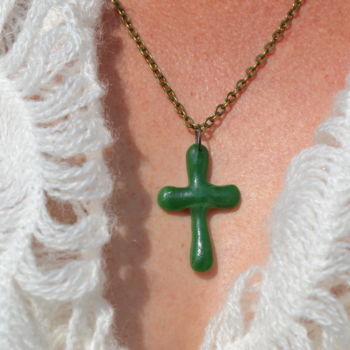 Design intitulée "Croix verte" par Sophie Et Lionel Pardessus, Œuvre d'art originale, Bijoux