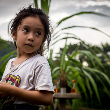 Photographie intitulée "Petite fille du Laos" par Adam Bahia, Œuvre d'art originale, Photographie numérique