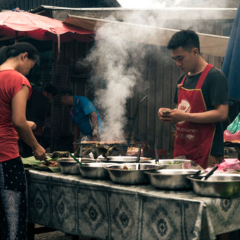 Photographie intitulée "Couple cuisine au m…" par Adam Bahia, Œuvre d'art originale, Photographie numérique