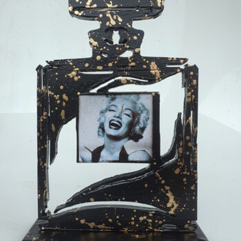 Sculptuur getiteld "SPACO Five Chanel m…" door Spaco, Origineel Kunstwerk, Plastic