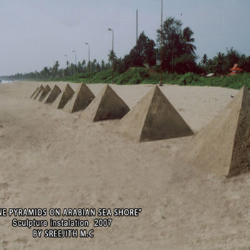 Skulptur mit dem Titel "9 pyramids( other s…" von Brushman, Original-Kunstwerk, Sand