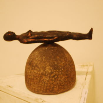 Skulptur mit dem Titel "Women on a dome" von Brushman, Original-Kunstwerk, Stein