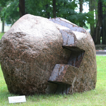Скульптура под названием "zirgulis-2.jpg" - Stasys Zirgulis, Подлинное произведение искусства, Камень