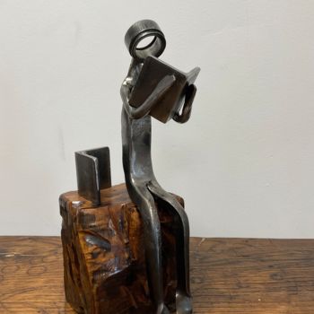 Sculpture titled "Homme qui lit" by Marie Le Metour, Original Artwork, Metals