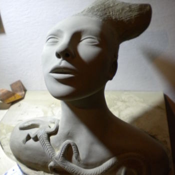 Sculpture intitulée "Donna con Salamandra" par Stefania Sergi, Œuvre d'art originale, Argile