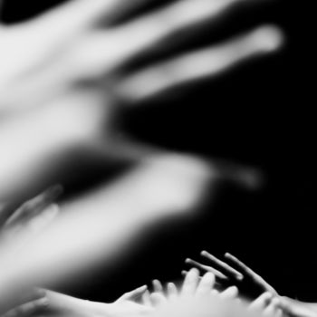 Photographie intitulée "Black Hands White 10" par Stefano Ceretti, Œuvre d'art originale