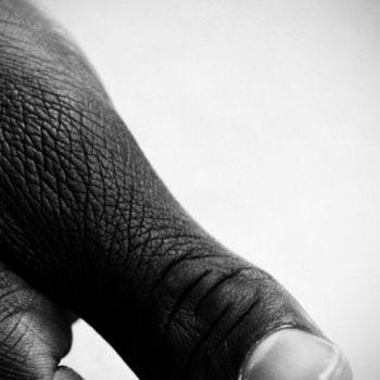 Photographie intitulée "BLACK HANDS 4" par Stefano Ceretti, Œuvre d'art originale