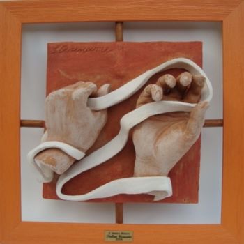 Scultura intitolato "Il nastro bianco" da Stellina Cirincione, Opera d'arte originale, Terracotta