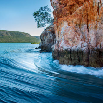 Photographie intitulée "Horizontal Waterfal…" par Stuart Row, Œuvre d'art originale