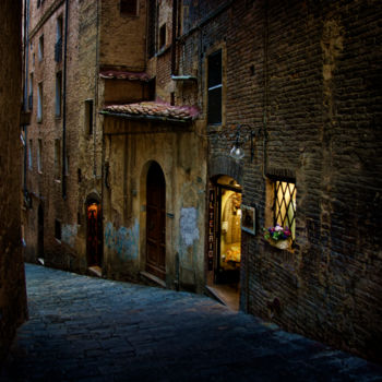 Φωτογραφία με τίτλο "Siena Laneway in Tu…" από Stuart Row, Αυθεντικά έργα τέχνης, Ψηφιακή φωτογραφία