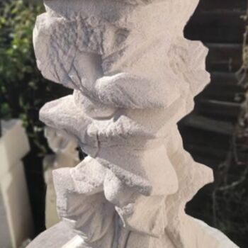 Skulptur mit dem Titel "Chrysalide" von Sublim By Nadoumi, Original-Kunstwerk, Porenbeton