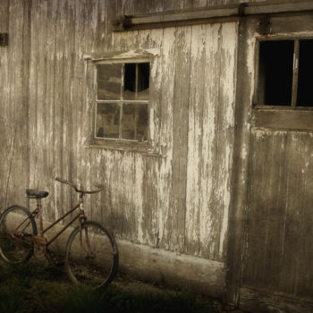 Фотография под названием "Bike and Barn" - Skylucy, Подлинное произведение искусства