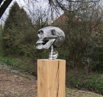 Sculptuur getiteld "skull on wood" door Sven Göfert, Origineel Kunstwerk, Roestvrij Staal