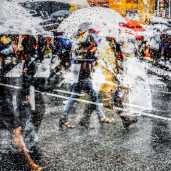 "RAINY DAYS IN TOKYO…" başlıklı Fotoğraf Sven Pfrommer tarafından, Orijinal sanat, Analog Baskı Alüminyum üzerine monte edil…