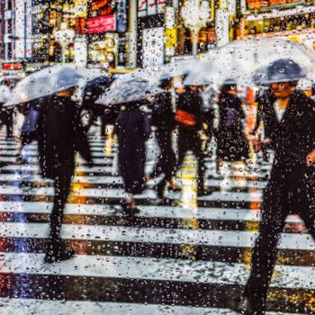 Fotografie mit dem Titel "RAINY DAYS IN TOKYO…" von Sven Pfrommer, Original-Kunstwerk, Analogdruck Auf Aluminium montiert