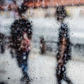 Fotografie mit dem Titel "RAINY DAYS IN TOKYO…" von Sven Pfrommer, Original-Kunstwerk, Analogdruck Auf Aluminium montiert