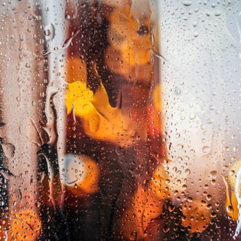 Fotografie getiteld "RAINY DAYS IN MANIL…" door Sven Pfrommer, Origineel Kunstwerk, Film Print Gemonteerd op Aluminium