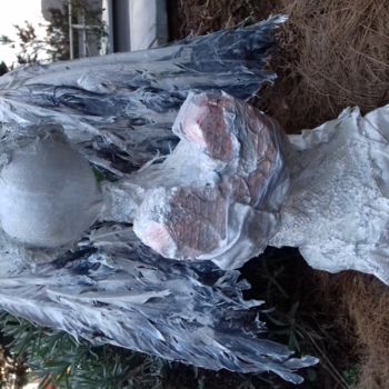 Skulptur mit dem Titel "Angel with heavy he…" von Michaela Bartošová, Original-Kunstwerk, Gemischte Medien