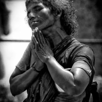 Photographie intitulée "Moment de prière -…" par Sylvain Manguer, Œuvre d'art originale
