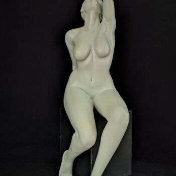 Sculptuur getiteld "Théa sur cube" door Sylvie Bourély (SB), Origineel Kunstwerk, Klei