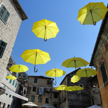 Photographie intitulée "Parapluies suspendu…" par Sylvie Le Gars, Œuvre d'art originale, Photographie numérique