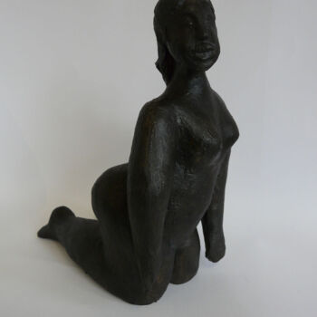 Skulptur mit dem Titel "FILLE A GENOUX" von Sylviehebrard, Original-Kunstwerk, Terra cotta