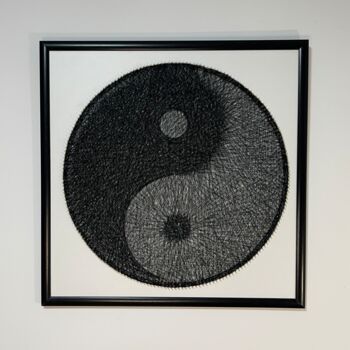 Sztuka tkaniny zatytułowany „Ying Yang” autorstwa Tabloucufire, Oryginalna praca, String Art Zamontowany na Drewniana rama n…