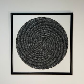 Textielkunst getiteld "Infinite Loop" door Tabloucufire, Origineel Kunstwerk, String Art Gemonteerd op Frame voor houten bra…