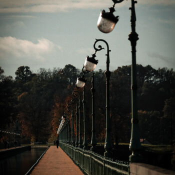 Photographie intitulée "Jolie allée du pont…" par Taïka, Œuvre d'art originale, Photographie numérique