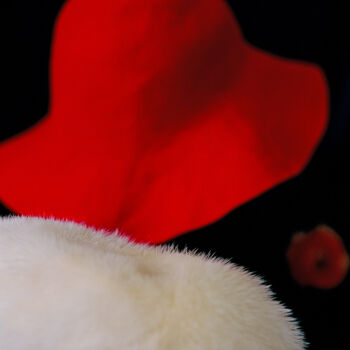 Photographie intitulée "Red hat" par Tania Serket, Œuvre d'art originale, Photographie argentique
