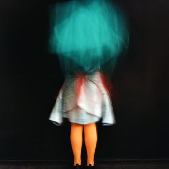 Фотография под названием "Getting dressed" - Tania Serket, Подлинное произведение искусства, Пленочная фотография