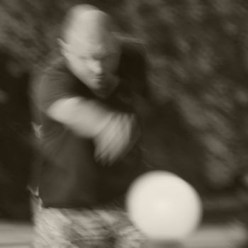 Photographie intitulée "Petanque player 2" par Tudor Gafton, Œuvre d'art originale, Photographie numérique