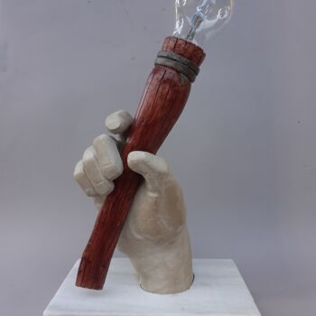 Скульптура под названием "Main au flambeau" - Jean-Pierre Thaurenne, Подлинное произведение искусства, Камень