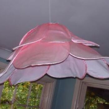 「lotus lampshade」というタイトルのデザイン Gifts From The House Of Whimsyによって, オリジナルのアートワーク
