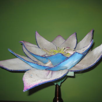 Scultura intitolato "giant lotus" da Gifts From The House Of Whimsy, Opera d'arte originale, Plastica
