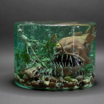 Скульптура под названием "Anglerfish VS skele…" - Tot_artstudio, Подлинное произведение искусства, Смола