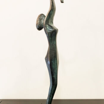 Skulptur mit dem Titel "Playing with a cat" von Kristof Toth, Original-Kunstwerk, Bronze
