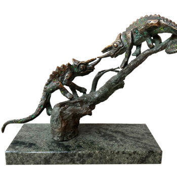 Skulptur mit dem Titel "Chameleon duel" von Kristof Toth, Original-Kunstwerk, Bronze