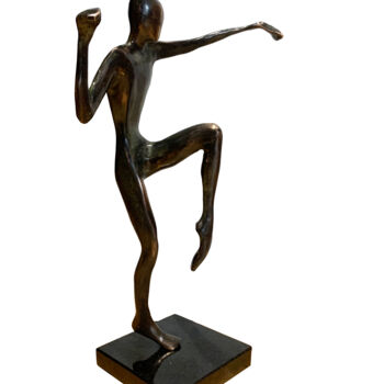 Skulptur mit dem Titel "Karate fighter" von Kristof Toth, Original-Kunstwerk, Bronze