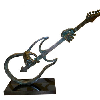 Skulptur mit dem Titel "Guitar player" von Kristof Toth, Original-Kunstwerk, Bronze