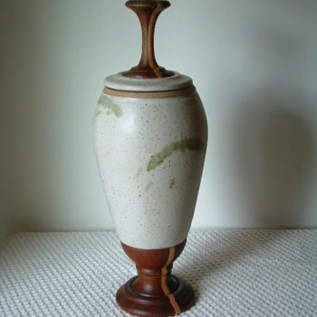 Skulptur mit dem Titel "Ceramic Urn" von David Tremaine, Original-Kunstwerk, Holz