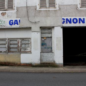 Photographie intitulée "Abandoned Shops XXX…" par Ulli Heupel, Œuvre d'art originale