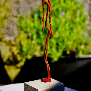 Escultura intitulada "Femme rouge / La do…" por Ulrich Ernst Nievergelt, Obras de arte originais, Concreto