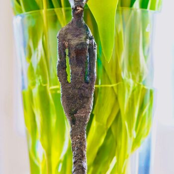 Sculpture intitulée "figurine with tulips" par Ulrich Ernst Nievergelt, Œuvre d'art originale, Plâtre