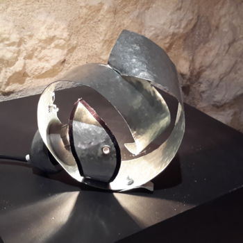 Skulptur mit dem Titel "sculpture-lumineuse…" von Sylis, Original-Kunstwerk, Metalle