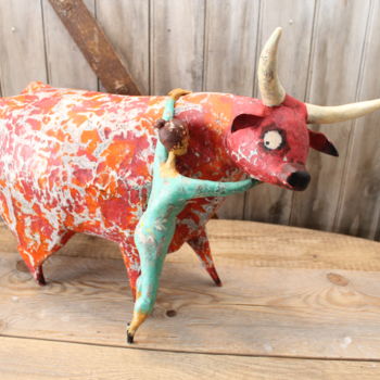 Sculpture titled "Honneurs aux vaches" by Un Monde Plus Mieux, Original Artwork, Paper