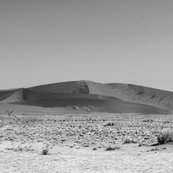 Fotografie getiteld "Namib Desert-0958-SW" door Uwe Bauch, Origineel Kunstwerk, Digitale fotografie