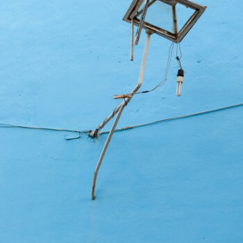 Fotografía titulada "Street light on blu…" por Uwe Bauch, Obra de arte original, Fotografía digital