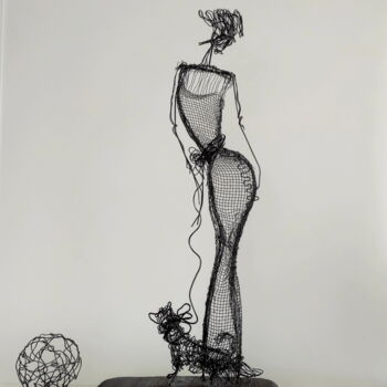 Skulptur mit dem Titel "Lady on a walk with…" von Vadim Studenov, Original-Kunstwerk, Metalle