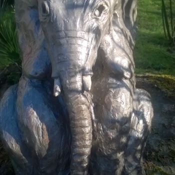 Скульптура под названием "L'ELEPHANT ASSIS" - Valerie Perron, Подлинное произведение искусства, Керамика